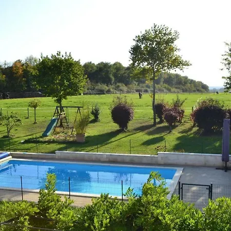 Domaine Du Pompinaud Accessible Pmr Couette-café *